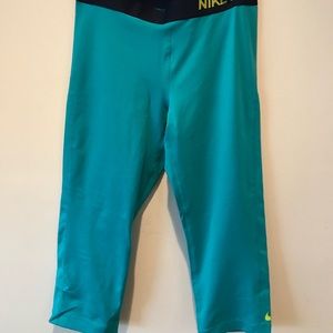 NIKE PRO CAPRI LEGGING